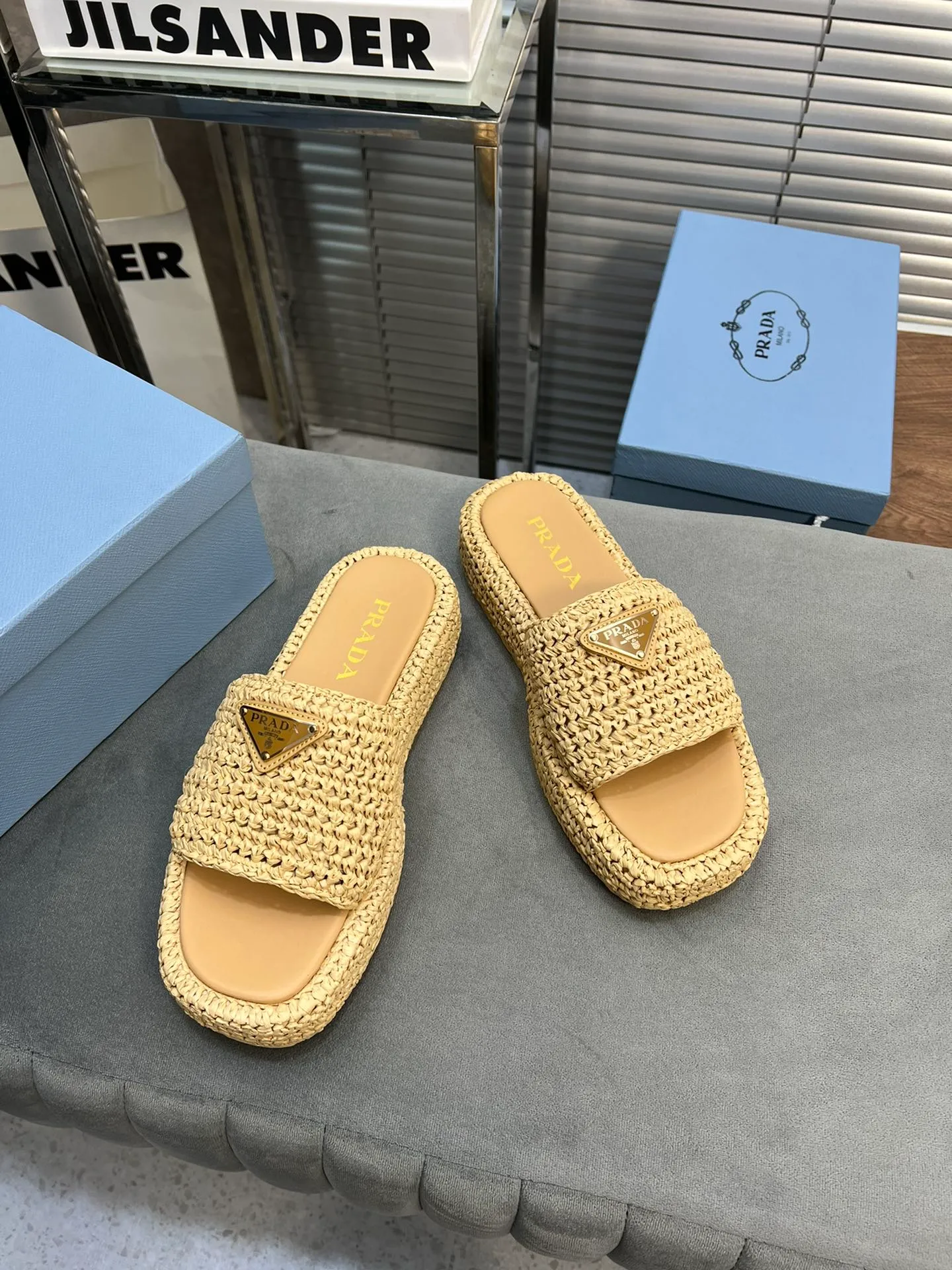 👟👟Ex-factory price 420👟👟 Prada’s new woven shoes and straw slippers! This year's popular straw series, lazy people's must-have slippers, look so good on your feet! ●Material: original uniform grass weave ●Inner padding: sheepskin lining ●Outsole: rubber outsole ●Number of yards: 35～40 (40 41 customized)